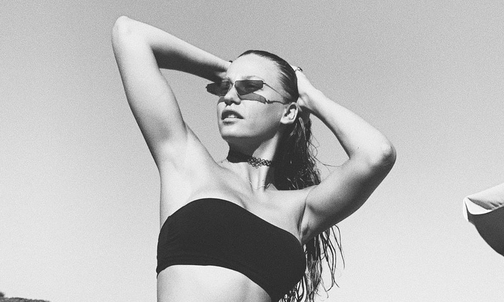 Serenay'dan Instagram'ı sallayan bikinili poz!